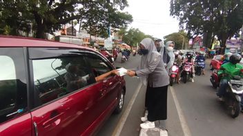 The Beauty Of Ramadan, Makassar Health Office Contract Staff Gives Takjil Iftar For Riders