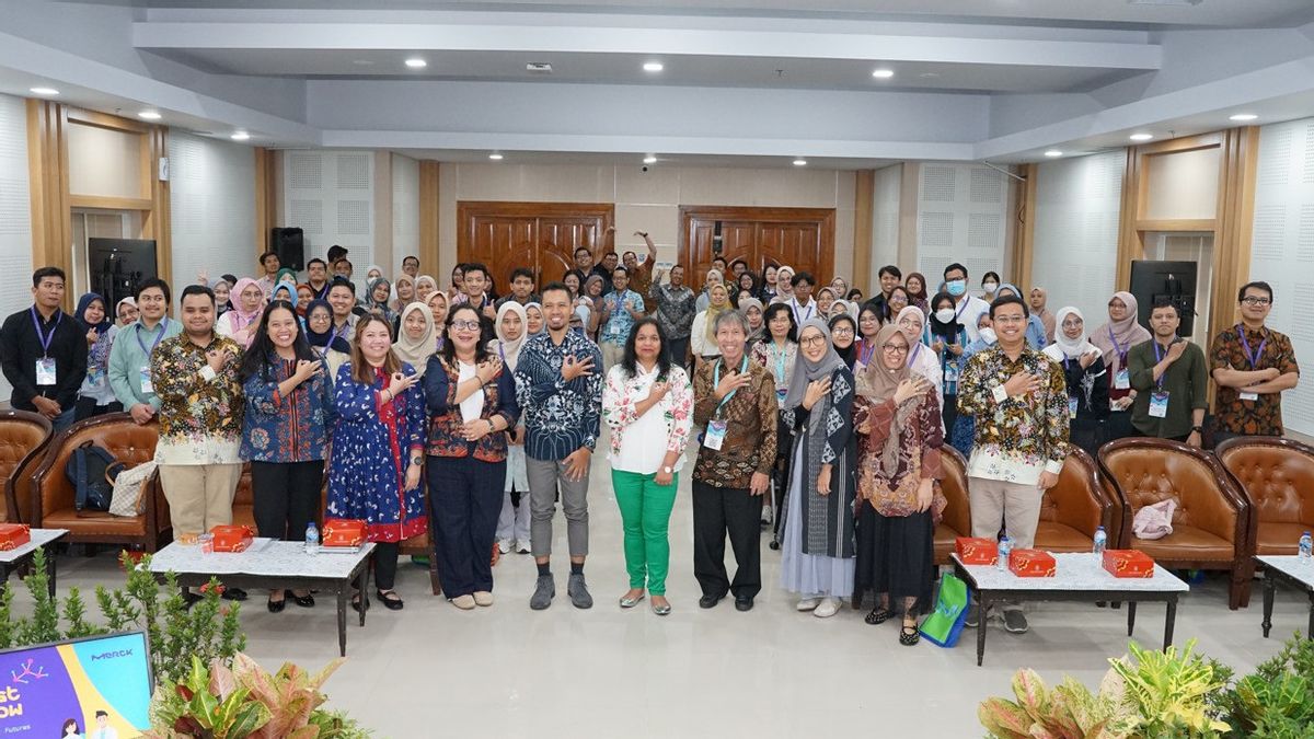 UGMに出席する、メルクヤングサイエンティストロードショー2025:インドネシアの若い研究者の世代にインスピレーションを与える