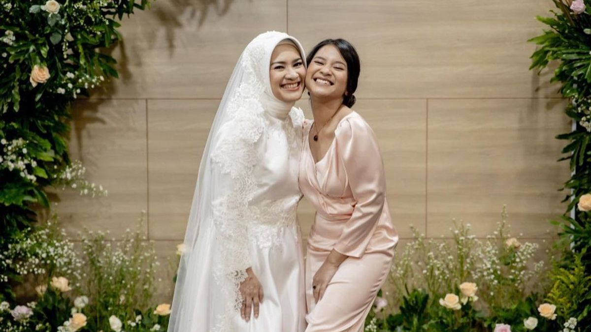 Sourire Heureux De Siti Adira Kania Au Mariage D’Ikke Nurjanah Et Karlie Fu