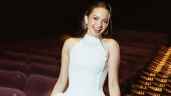 彼女の外観はエロックで上品で、ミニドレスを着たエンジーストーリアの5つの肖像画を覗いてみましょう