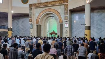 在万隆大清真寺为埃里尔的神秘祈祷：愿它被宽恕并置于真主最好的一面