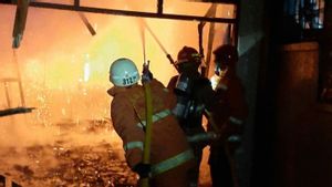 Diduga Korsleting Listrik, Permukiman Warga di Palmerah Terbakar Api