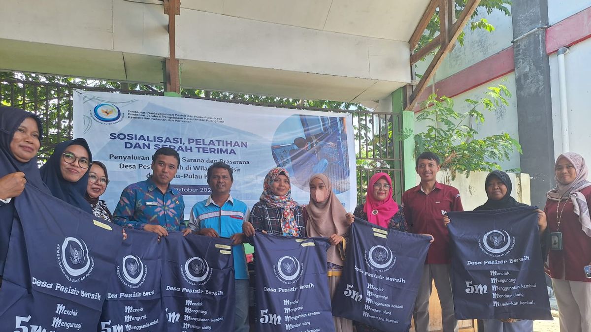 KKP Hands Over Aid To Waste Banks In Palu, Central Sulawesi, Supports Clean Coastal Village Program