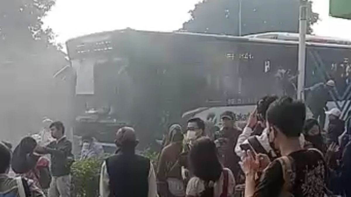 TransJakarta Bus Suddenly Out Of Smoke, Hysterical Passengers While Breaking Glass