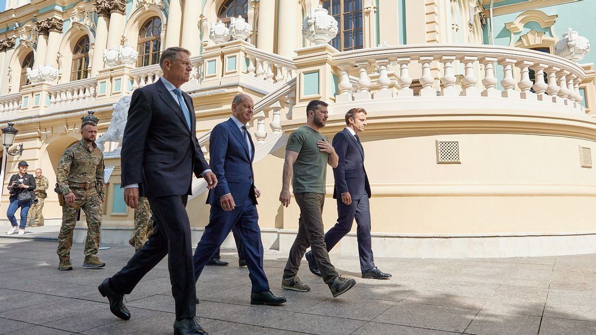 الرئيس زيلينسكي "يفوز" بدعم فرنسي وألماني وإيطالي: المفوضية الأوروبية توصي أوكرانيا بأن تكون عضوا في الاتحاد الأوروبي