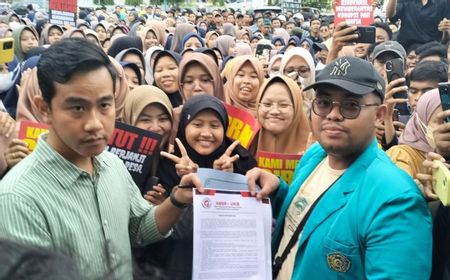 Gibran Temui Mahasiswa ‘Demo’ di Depan Balai Kota Surakarta