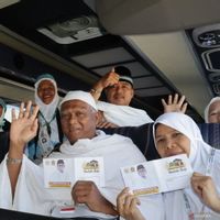 Legislator Berikan 100 Riyal Pada Calon Haji Padang Kloter Terakhir