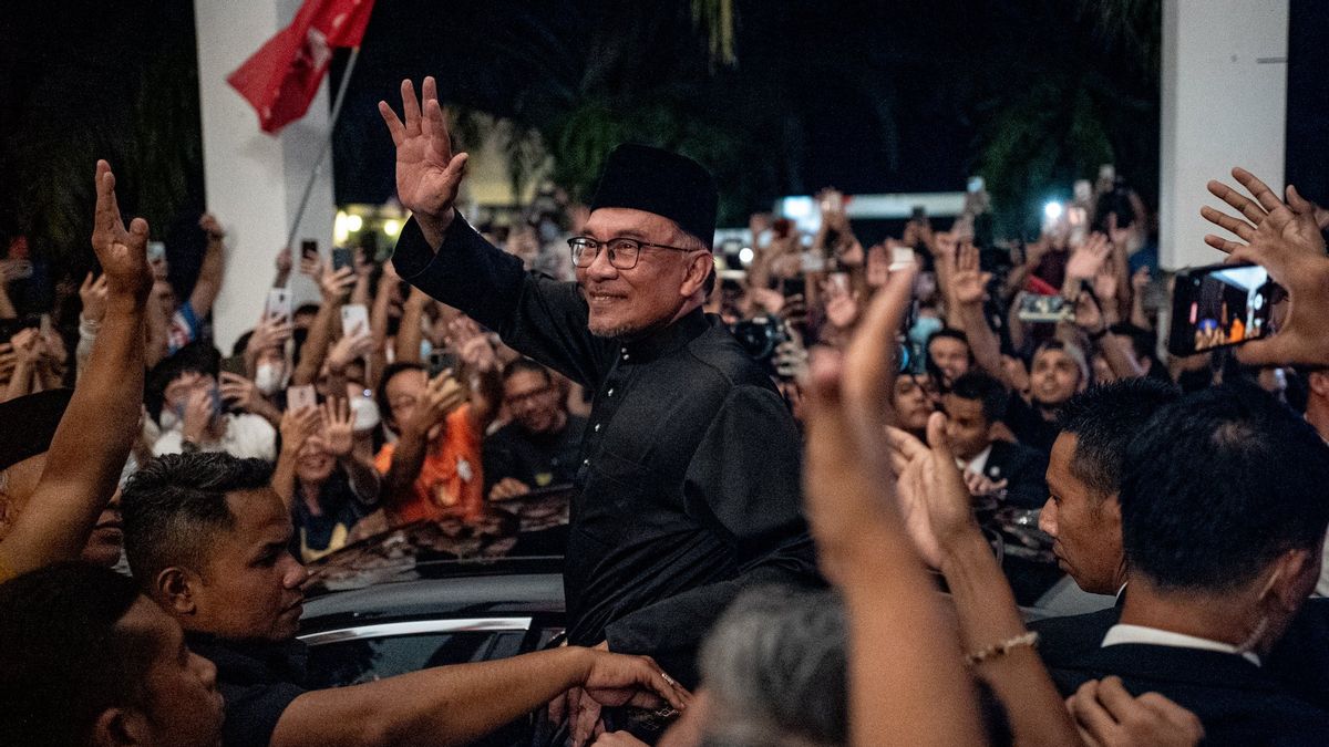 رئيس الوزراء الماليزي أنور إبراهيم يؤكد مجددا استقالة حكومته ويقول إنه لا توجد هدايا من وزارة الوزير