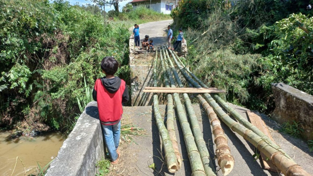 Un Pont Vieux De Plusieurs Centaines D’années à Agam, Dans L’ouest De Sumatra, S’est Totalement Effondré, A Perturbé Les écoles Et Les Récitations Des Résidents