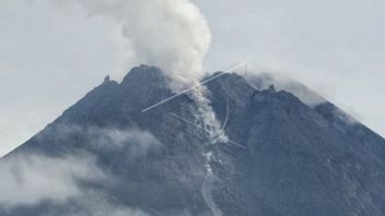 今日のメラピ山:9回の白熱溶岩の滝を1.8kmに開始