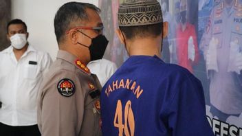 Hina MUI Banten, Admin Romeo Guiterez Admits Heartache While Reading The Koran On The Sidewalk