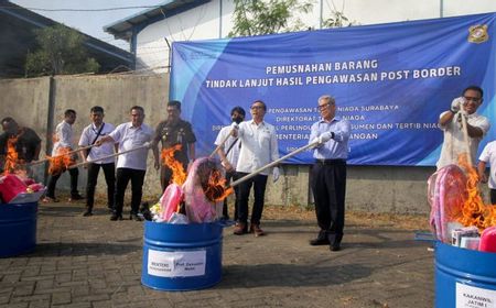 Mendag Zulhas Musnahkan Produk Impor Ilegal Senilai Rp12 Miliar di Sidoarjo