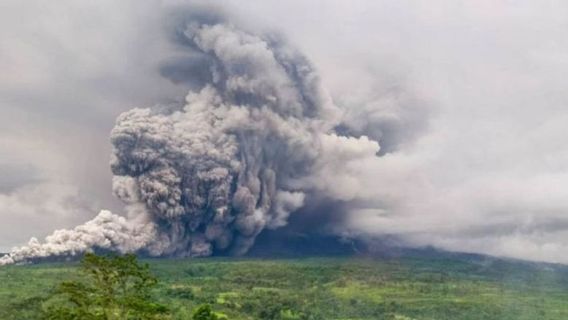 Khofifah Minta Warga Semeru Waspada: Segera Mengungsi Jika Petugas Instruksikan