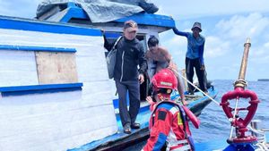Petugas Evakuasi 13 Penumpang KM Cahaya Pesona yang Terombang-ambing di Perairan Pulau Karang Beras