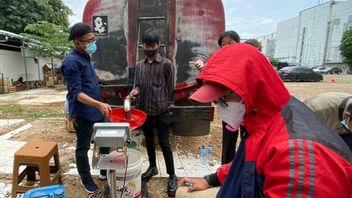 Cempaka Putih市场有便宜的食用油，油炸卖家心甘情愿地排队 