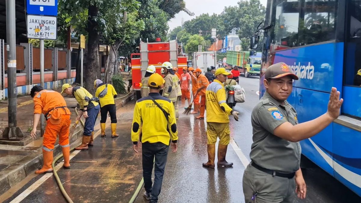 Banjir Akibat Tanggul Jebol di Kawasan Hek, Jalan Raya Bogor Sudah Surut