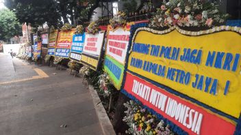 Polda Metro Jaya Inondé De Couronnes De Fleurs, Soutenant Petamburan « Dirigé »