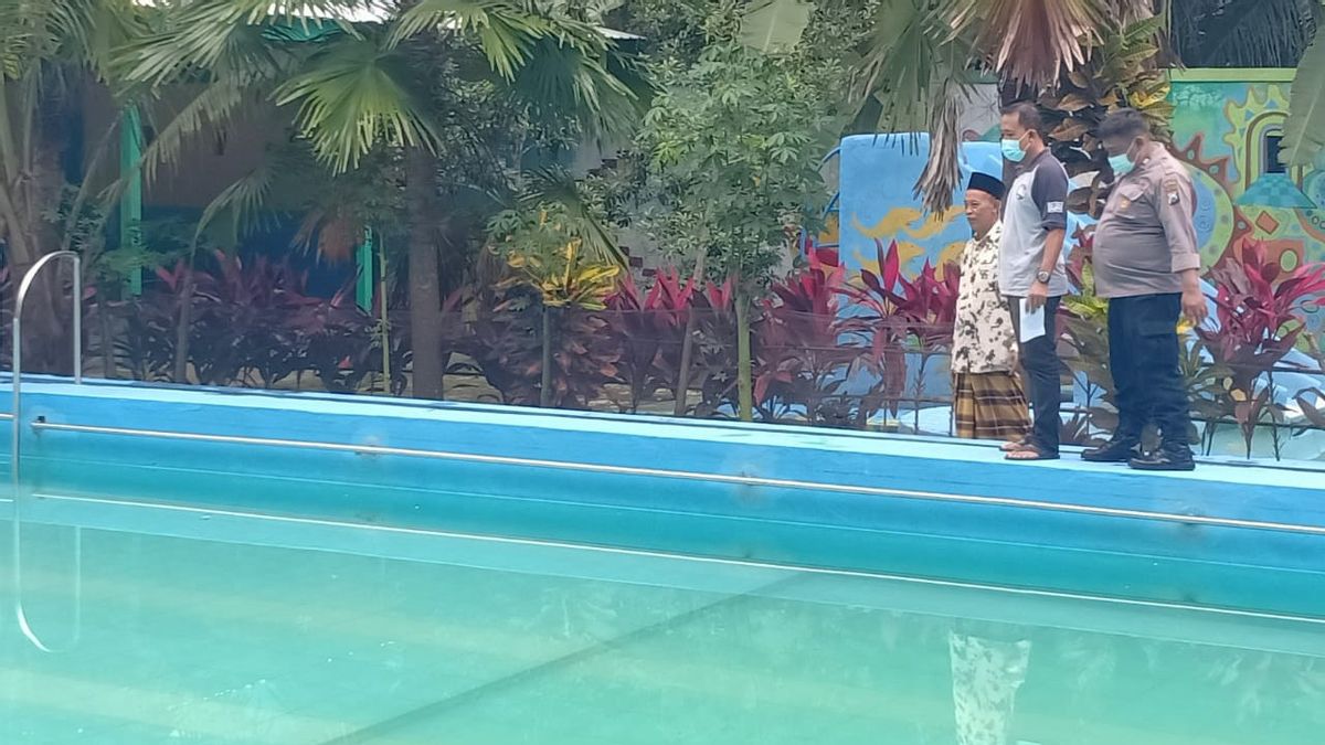 Selam Dans La Piscine, Garçon à Banyuwangi Noyé