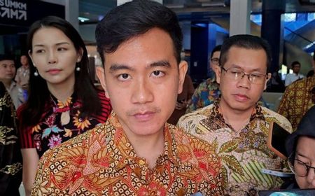 Masa Tenang, Gibran Datangi Warga Penerima Bantuan Rumah dari Pemkot Surakarta