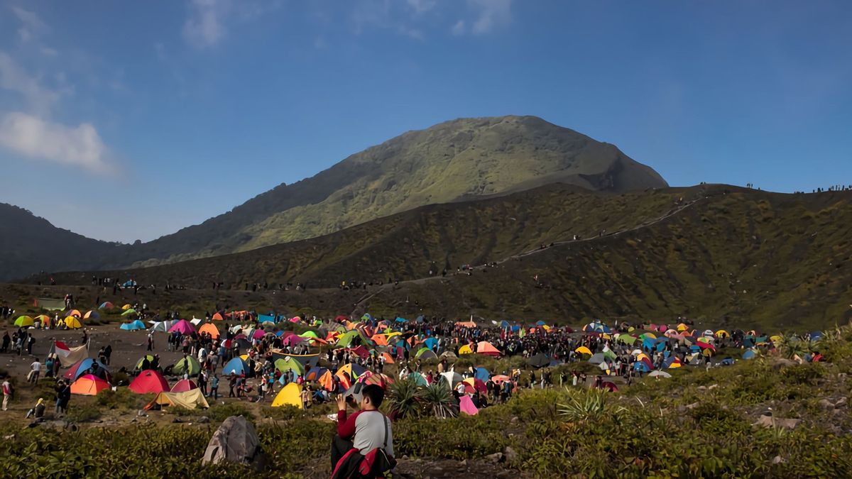 ブキットカバレジャンレボン火山の300人以上の登山者