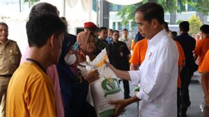 Jokowi Salurkan Bantuan Pangan untuk Ratusan Keluarga di Purwakarta