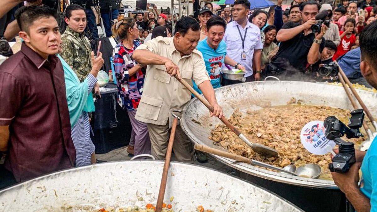 Prabowo 出席Cilincing的Babon Santoso大餐,参加烹饪团体,直到Joget 与居民一起