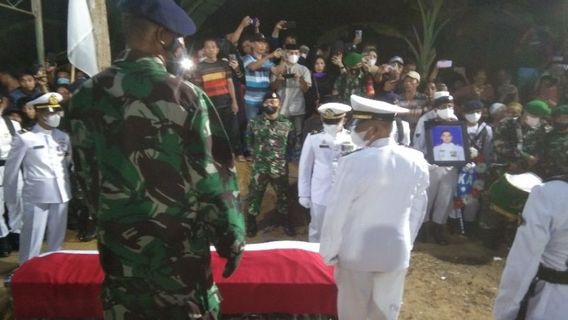 Danlantamal VI Makassar Leads The Funeral Of The TNI Who Died In KKB Attack