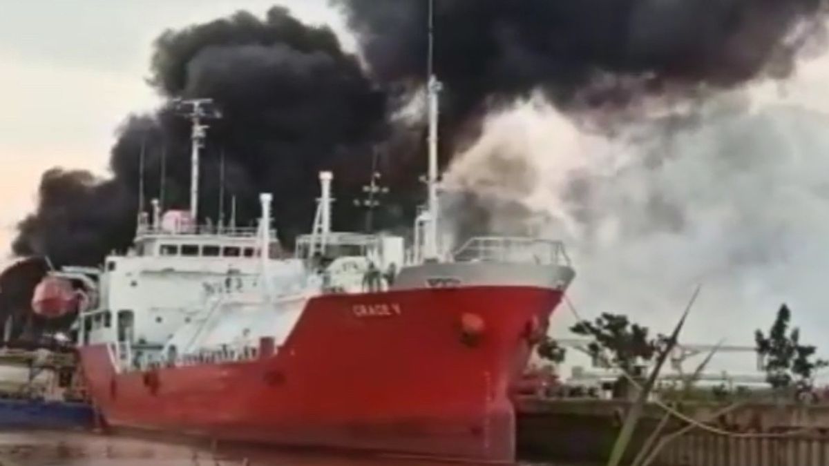Un Navire Prend Feu Au Chantier Naval De Samarinda, Il Y A Eu Une Explosion