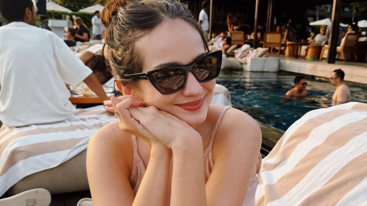 Santai Tapi Stylish, Intip Potret OOTD Enzy Storia Liburan di Bali