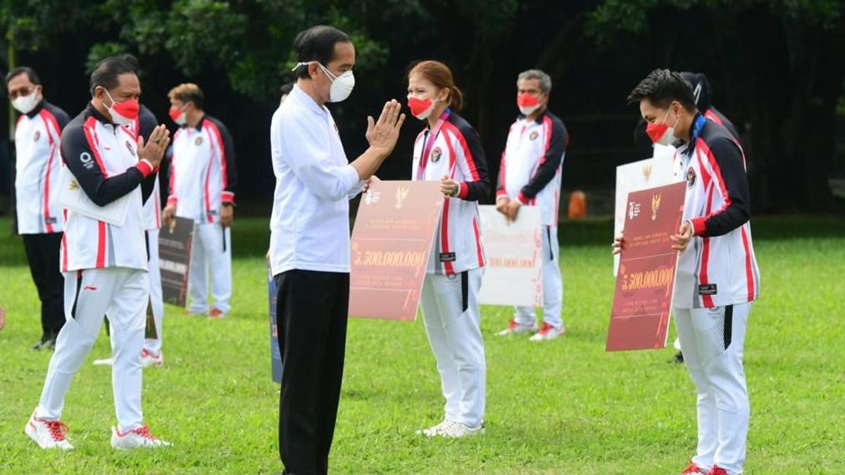 Jokowi Serahkan Bonus Atlet Olimpiade, Ketua NOC: Bukti Pemerintah Punya Atensi Spesial terhadap Prestasi Olahraga Indonesia
