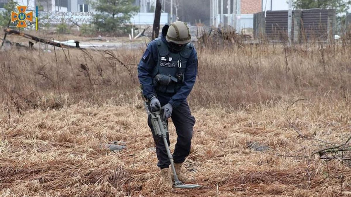 Penjinak Bom Ukraina Bersihkan Ranjau Darat Terlarang Buatan Soviet yang Disebar Rusia di Kharkiv