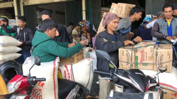 Pedagang Beras di Pasar Induk Cipinang Mengeluh, dari Pagi Sampai Sore Harga Naik Terus, Satu Bulan Bisa 50 Kali