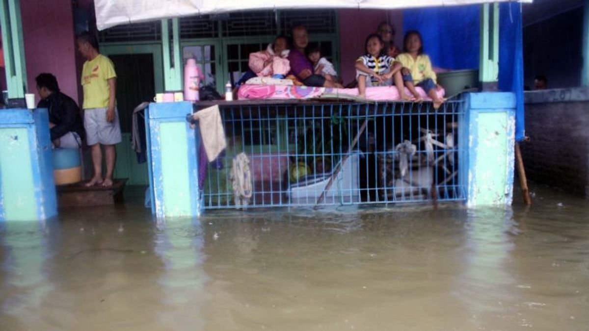 آلاف المنازل في كاراوانغ غمرتها فيضان النهر