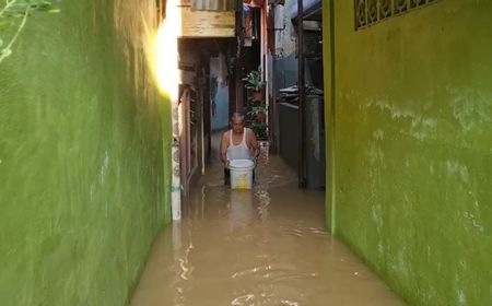 H + 3 Lebaran, Pemukiman Warga Kebon Pala Terendam Banjir Setinggi 1 Meter Akibat Luapan Kali Ciliwung