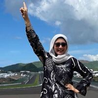 6 Gaya Desy Ratnasari Menikmati Sirkuit Mandalika, Warganet: Begitu Menggoda