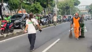 Because Pertamina's BBM Truck Hits Residents' Kiosk, Dr Sumarno Street Towards Pulogebang Is Badly Congested