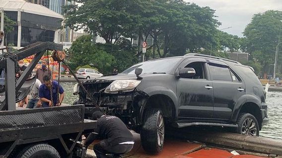 Fortuner Car Falls In Pond Horse Statue, Driver Allegedly Sleepy