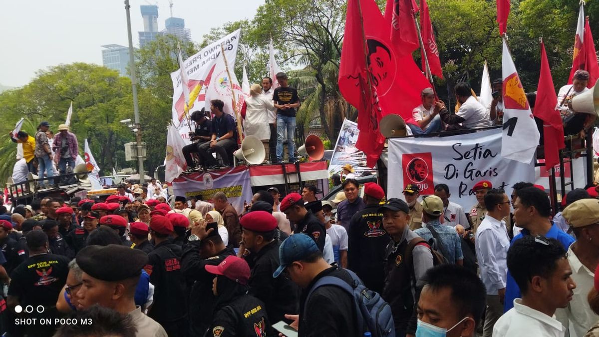 Wow, Bendera Merah Gambar Jokowi Ramai Dibawa Relawan Paslon Capres Prabowo-Gibran di KPU