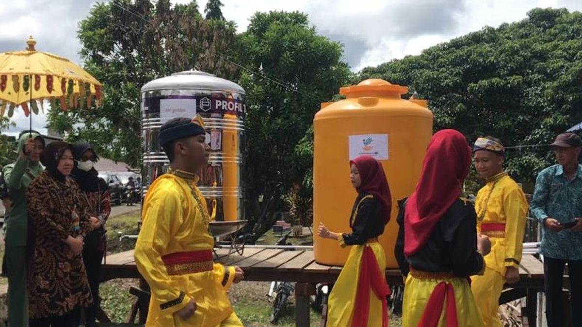 不希望在Kemarau期间Caltara Resah屋顶村的居民，社会部长Risma承诺获得清洁水进入房屋