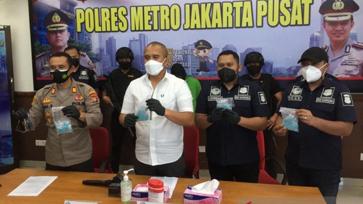 Ecstasy Courier Snatched In Front Of Central Jakarta District Court, Pinches 944 Ecstasy Items While Carrying A Motorcycle To Escape The Police