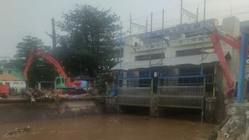 水道局のUPK職員がマンガライ水門で洪水の被害を受けた1,590立方メートルの廃棄物を輸送