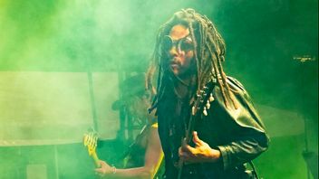 Lenny Kravitz在观众的夹持中失去了四根发夹