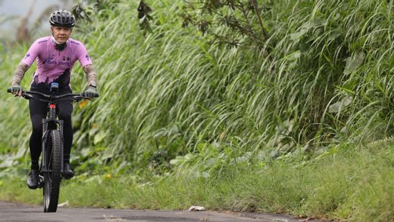 彼の自転車が激突したとき、ガンジャル・プラノノは右手で体を握ろうとした