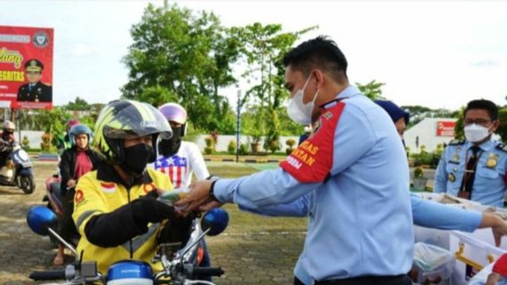 Program Bagi Takjil Imigrasi Palembang Bersama Kemenkumham Sumsel kepada Tukang Ojek Buka Puasa