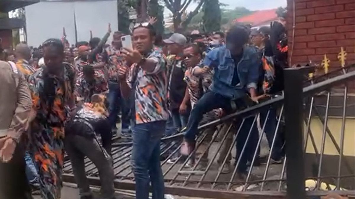 Thousands Of Masses Of GMBI Ormas Geruduk West Java Police Headquarters, Fence Collapsed, Rocks And Bottles Floating