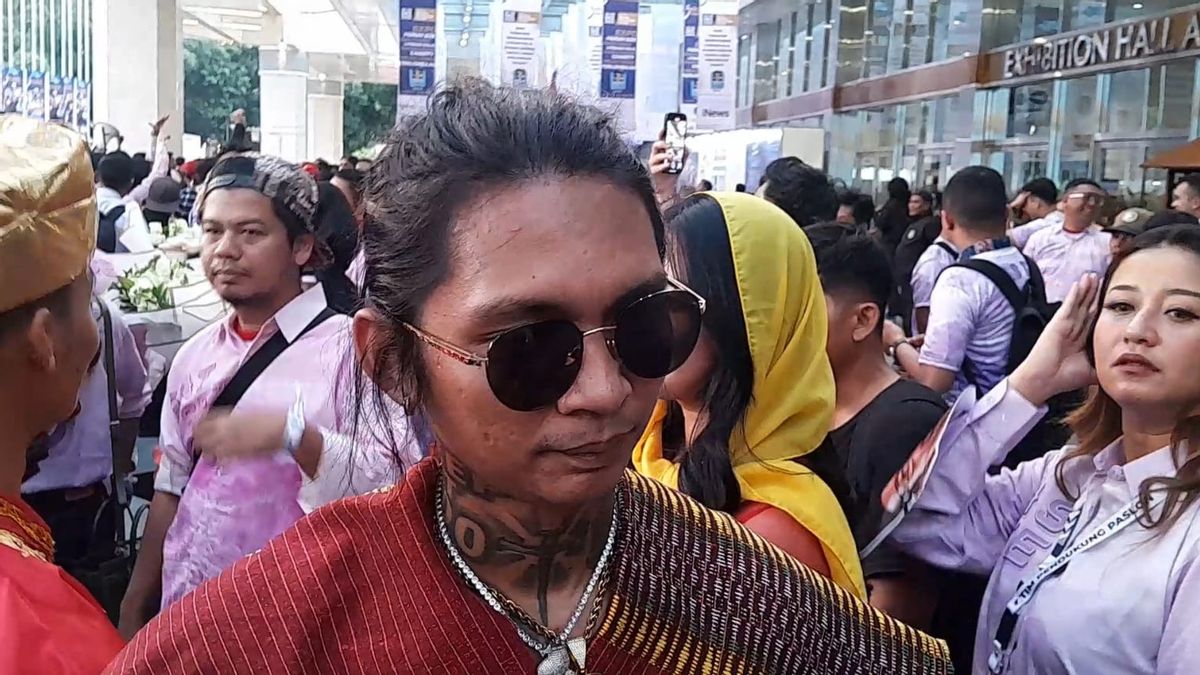 Young Lex Is A Heavy Fan With Mahfud, Comes Directly To The Location Of The Vice Presidential Candidate Debate Wearing Batak Traditional Clothes