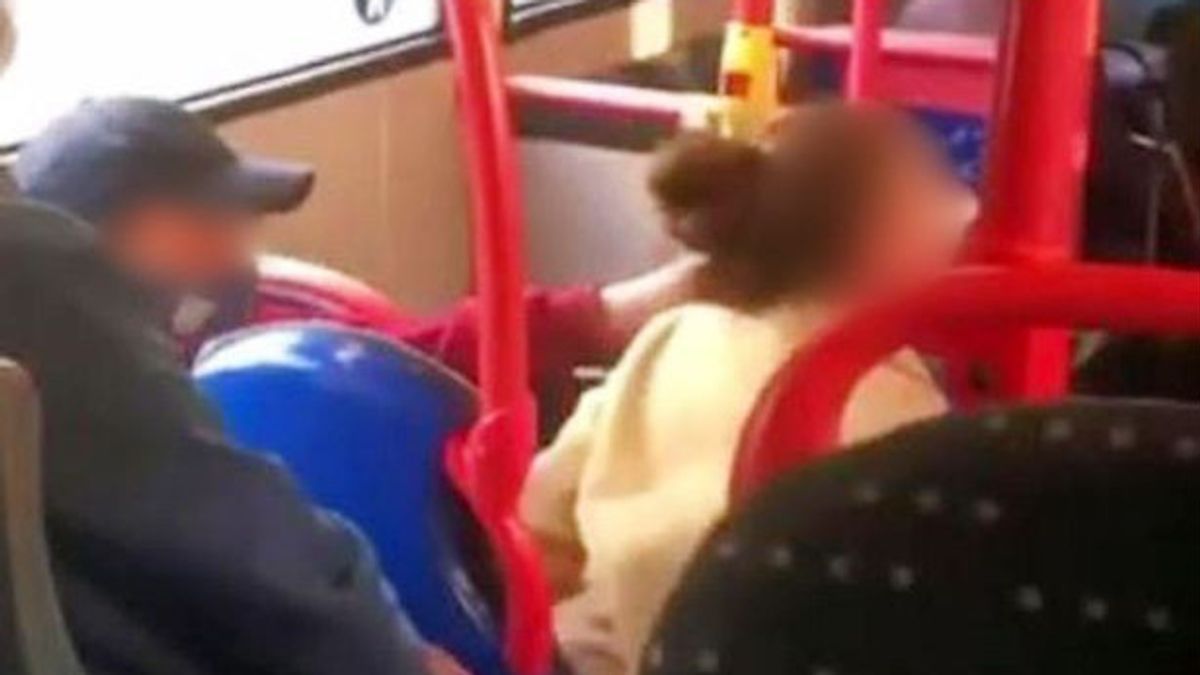 この男はバスにマスクを着用していないために顔に16歳の女性を蹴る
