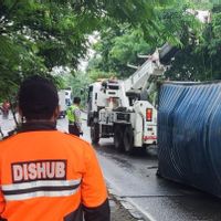 Kontainer Peti Kemas Bermuatan 28 Ton Terbalik di Kawasan Jakut