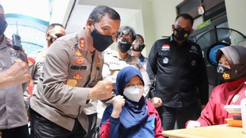 Kapolda Jateng Bersikap Ramah saat Membujuk Anak-anak SD untuk Mengikuti Vaksinasi Merdeka