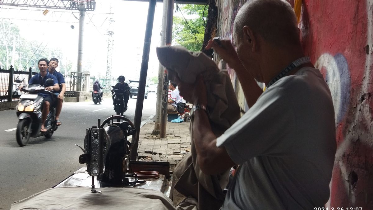 Two Weeks Of Ramadan, Clothing Tailor Under The Jatinegara Flyover Begins To Be Invaded By The Community